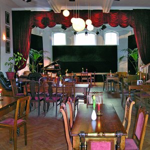 Nerly - Café, Restaurant, Bar in Erfurt bei Kulturcarré